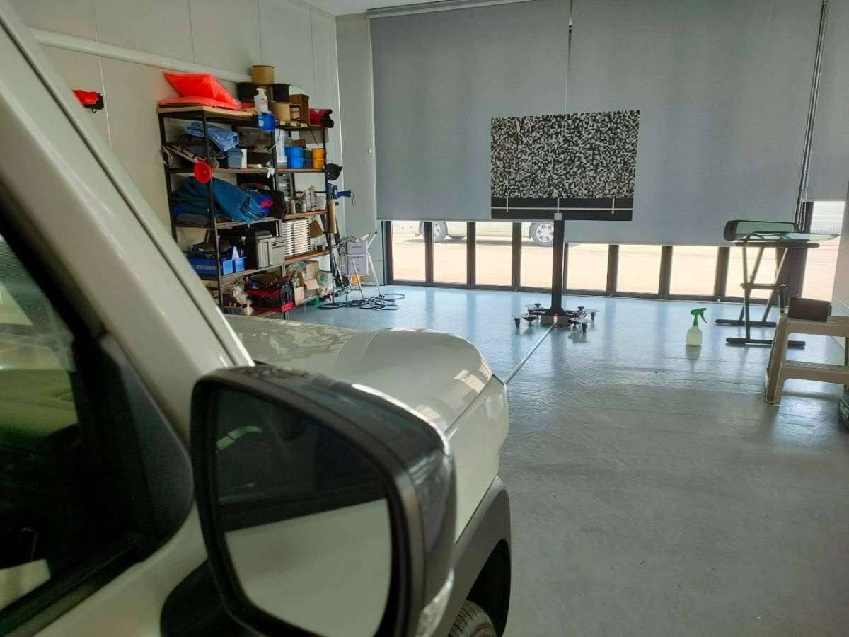 フロントガラス交換後はエーミング(ブレーキカメラ調整)が必須です。