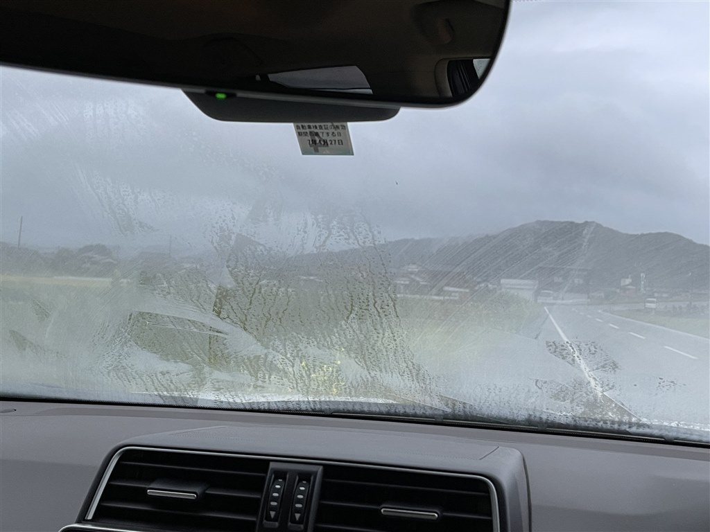 冬に車のフロントガラスが曇る原因と、その対処法を解説！
