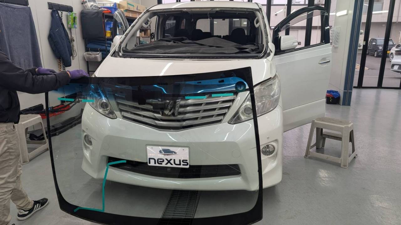 倉敷市のお客様にフロントガラス交換　アルファード【nexus株式会社】