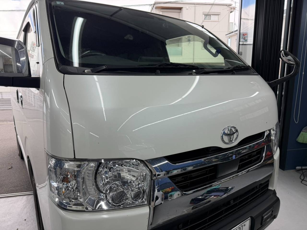 岡山市のお客様にフロントガラス飛び石修理　ハイエース【nexus株式会社】
