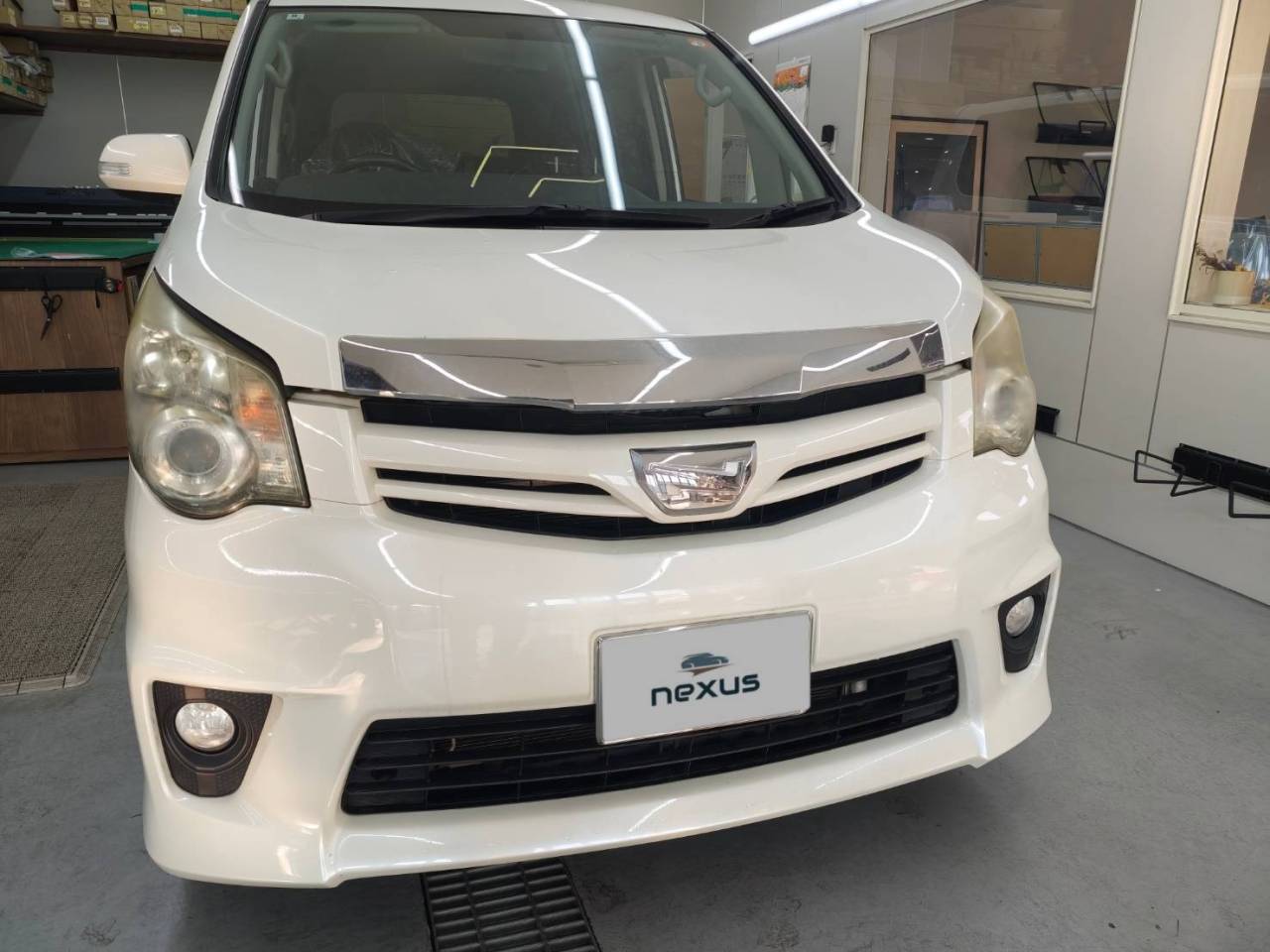 真庭市のお客様にフロントガラス交換　ノア【nexus株式会社】