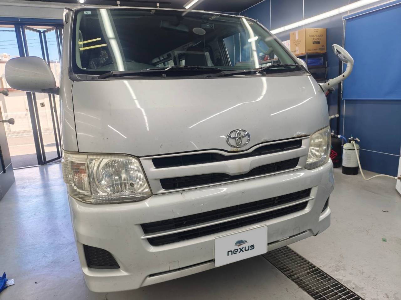 岡山市のお客様にフロントガラス交換　ハイエース【nexus株式会社】