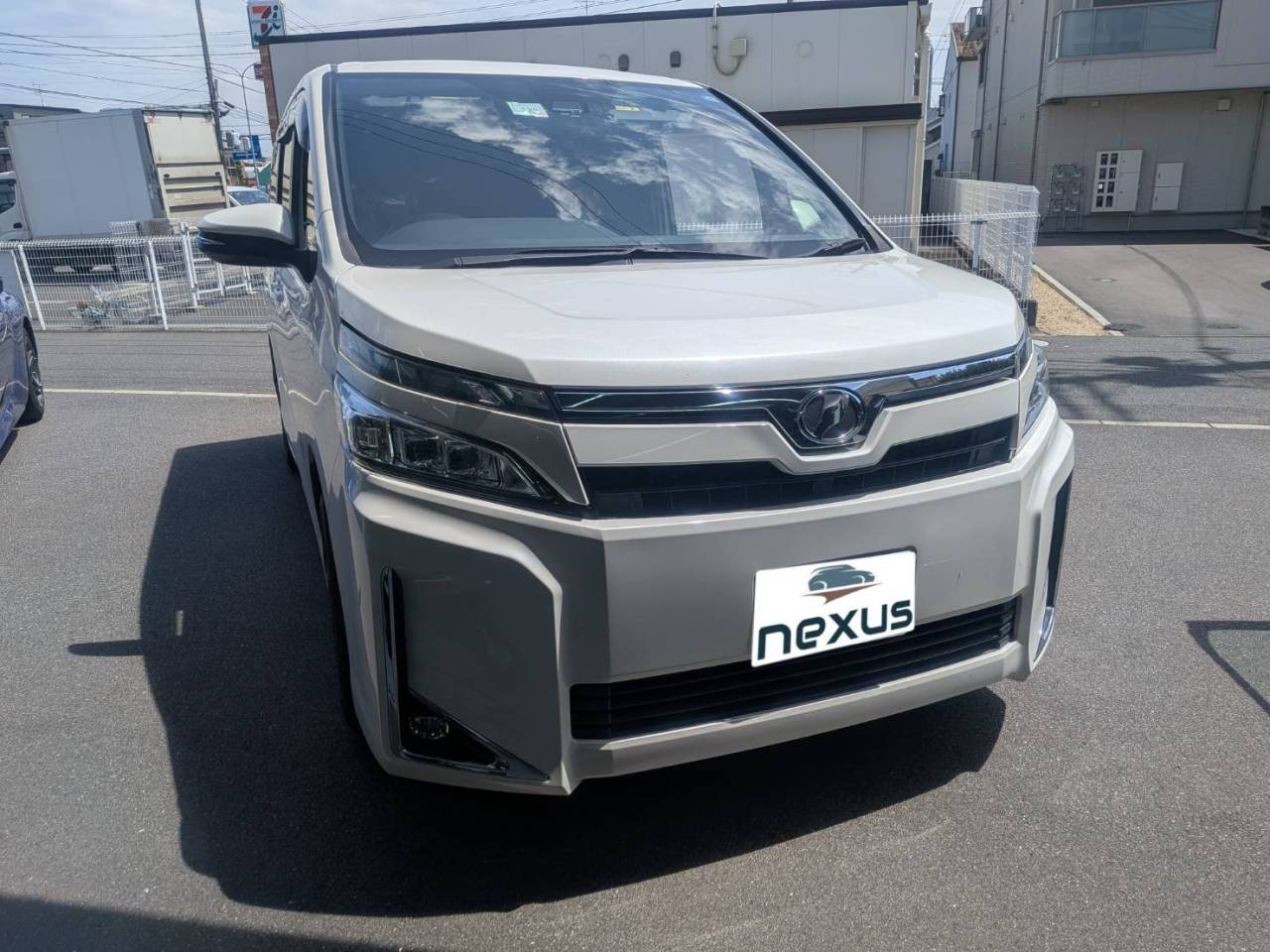 玉野市のお客様にフロントガラス交換　VOXY【nexus株式会社】