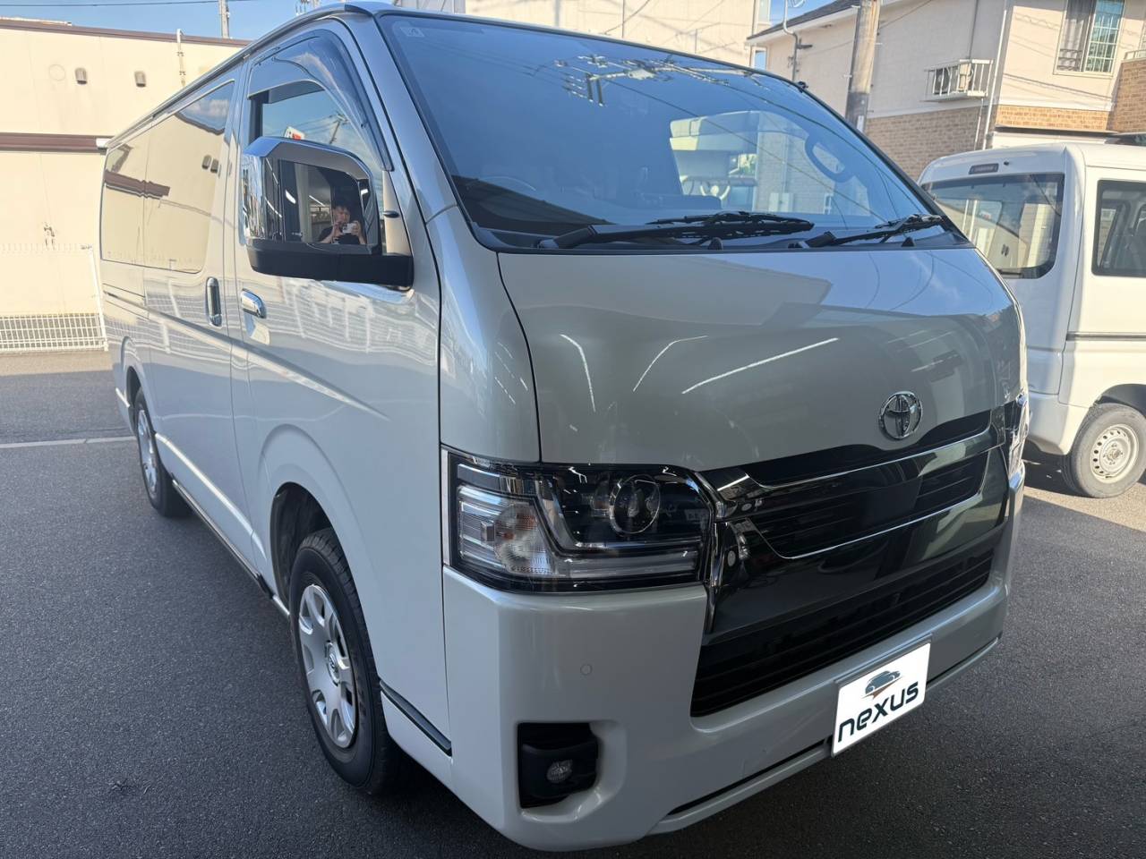 岡山市のお客様にフロントガラス飛び石修理　ハイエース【nexus株式会社】