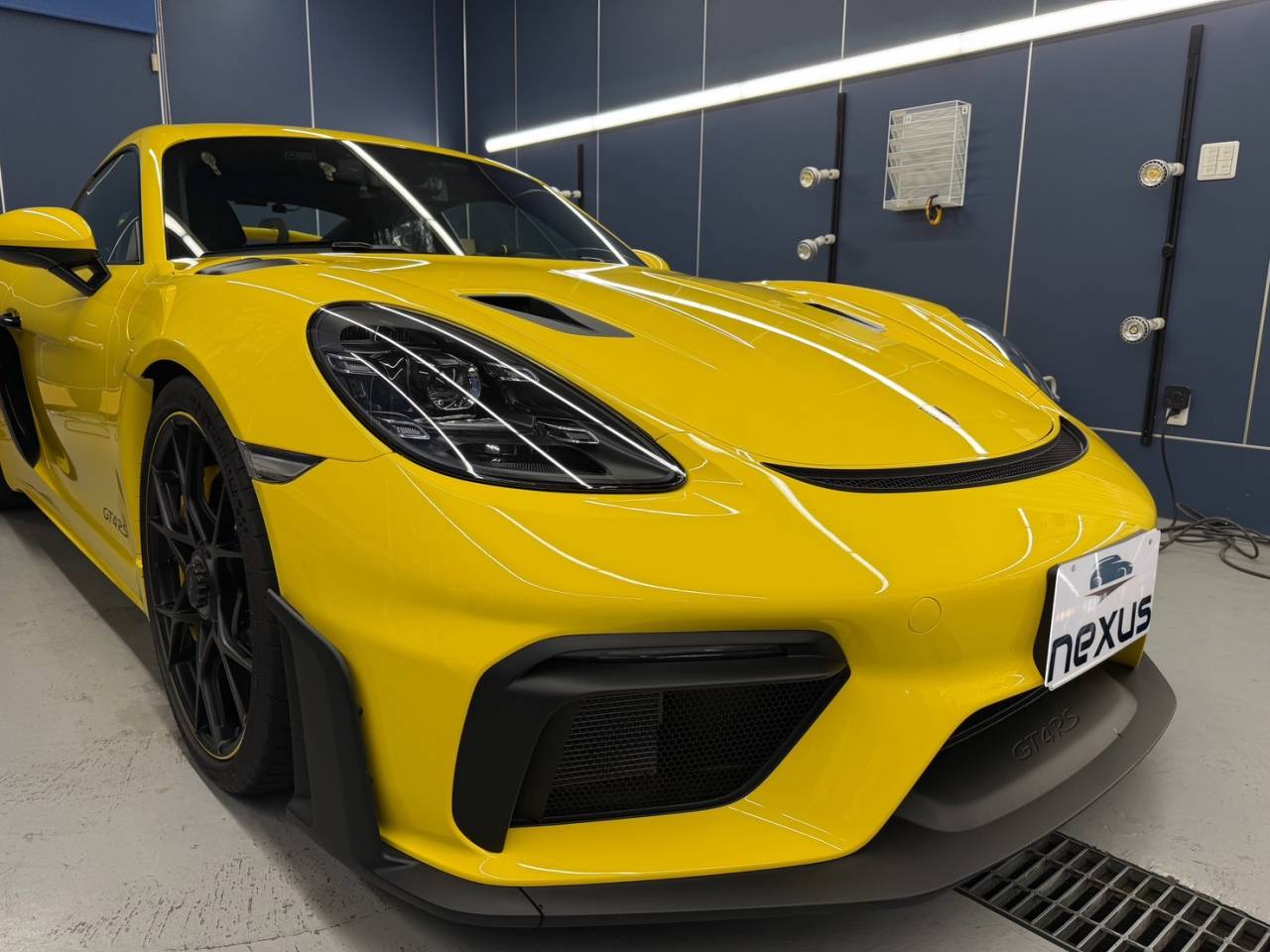香川県のお客様にフロントガラスプロテクションフィルム施工　ケイマンGT4RS【nexus株式会社】