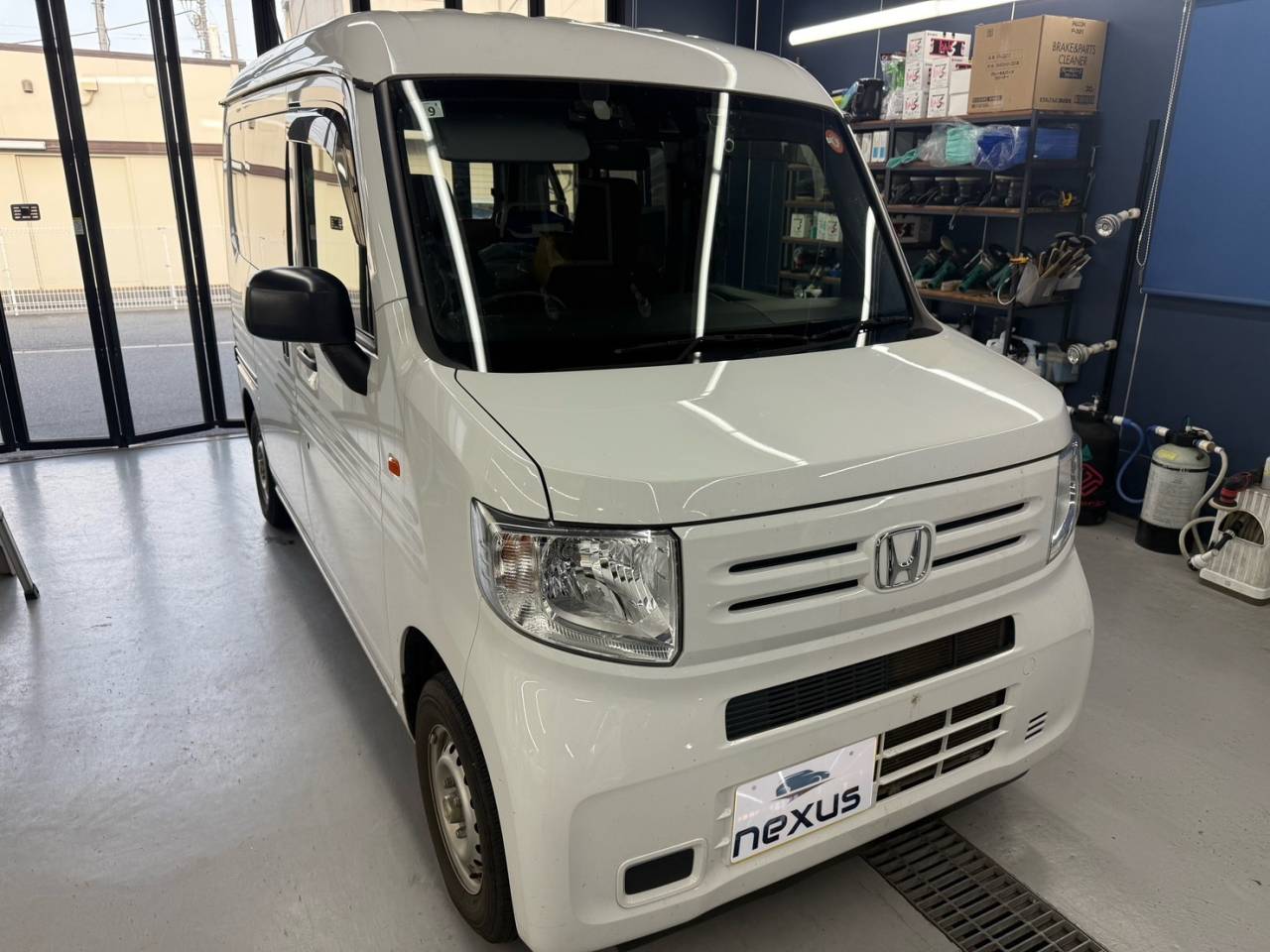 岡山市のお客様にフロントガラス飛び石修理　N-VAN【nexus株式会社】