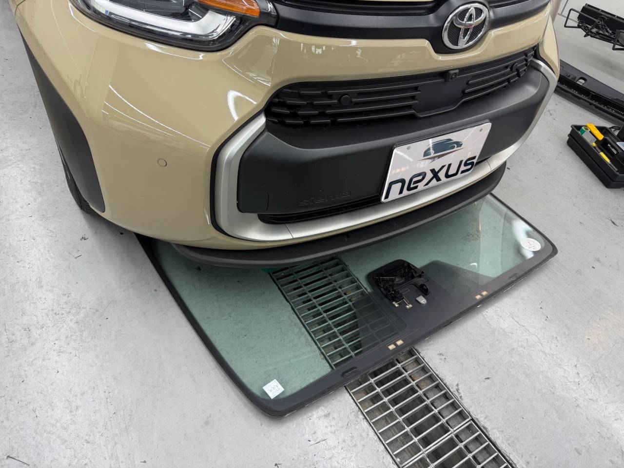 岡山市のお客様にフロントガラス交換　シエンタ【nexus株式会社】