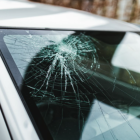 フロントガラス交換費用.車種別料金表-飛び石修理の価格を比較