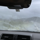 冬に車のフロントガラスが曇る原因と、その対処法を解説！